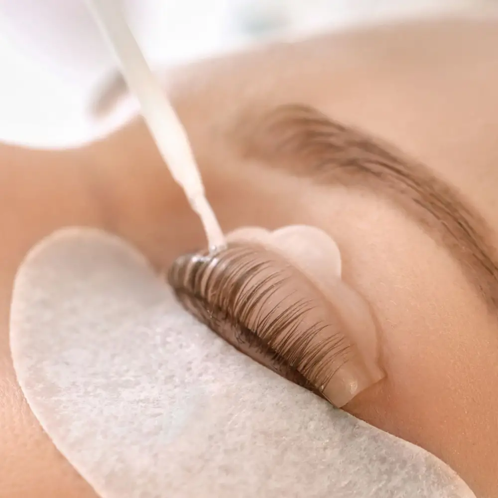 Tökéletes és természetes szempilla - szempillaliftinggel és festéssel Tökéletes és természetes szempilla - szempillaliftinggel és festéssel