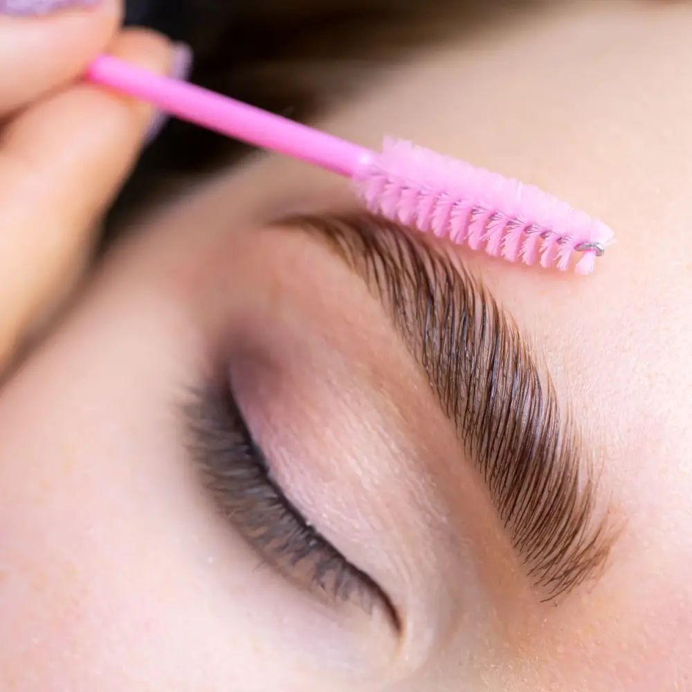 Tökéletes és rendezett szemöldök - szemöldökformázással és laminálással Tökéletes és rendezett szemöldök - szemöldökformázással és laminálással